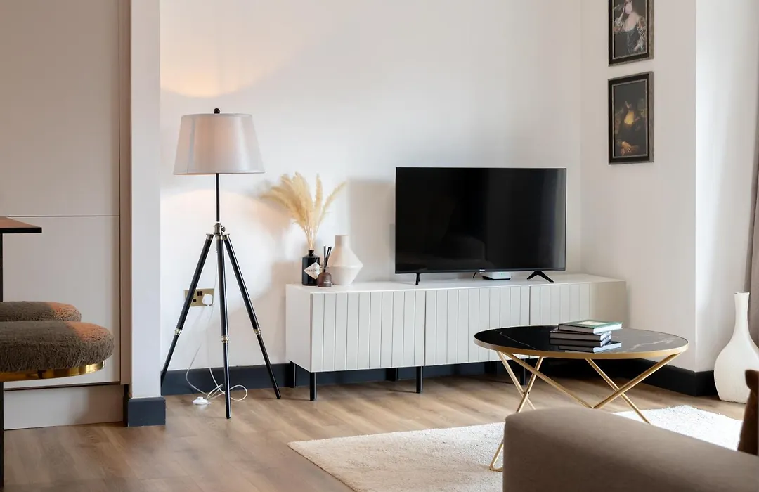 Luxurious Two-Bed Stay: Mcr-1